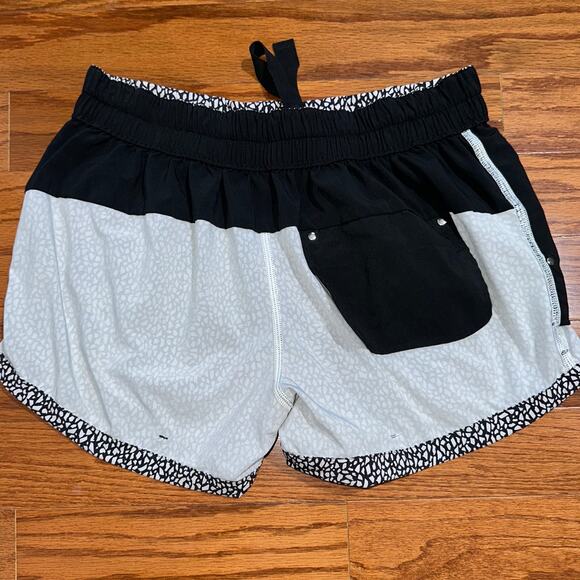 Lululemon - Picture 12 of 16